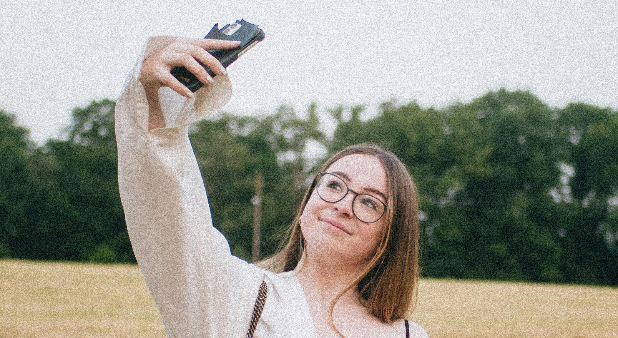 Taking photos while wearing glasses: how to look good 3