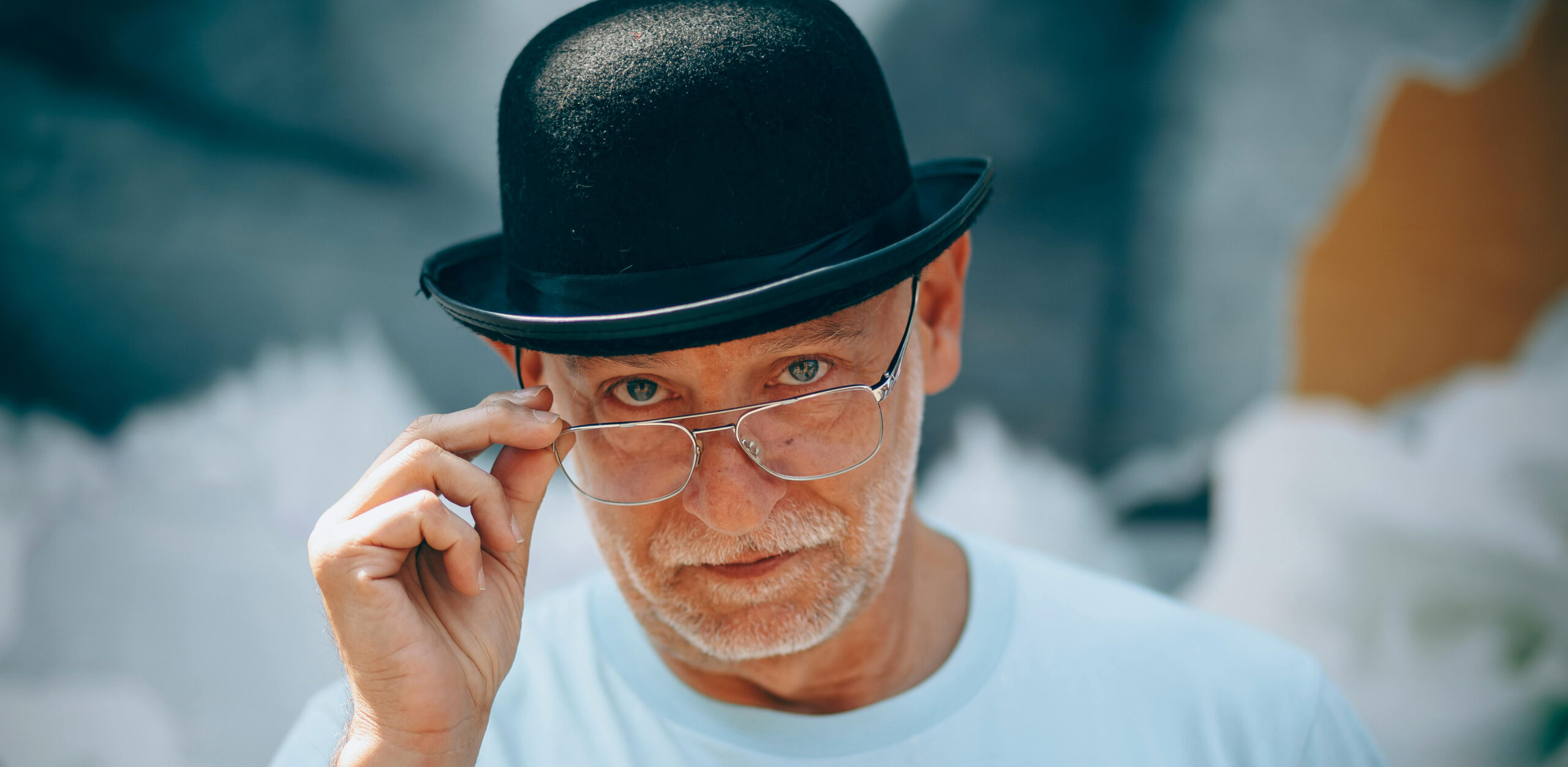 We have gathered some of the best tips on how to wear a hat with glasses 3